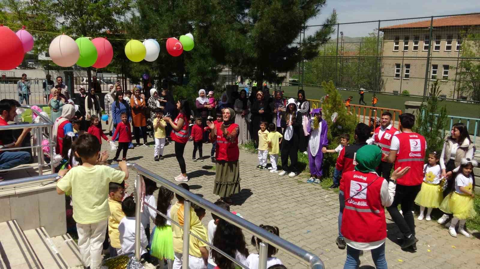BATMAN’IN GERCÜŞ İLÇESİNDE TÜRK KIZILAY GÖNÜLLÜSÜ GENÇLER İLE GERCÜŞ MESLEKİ