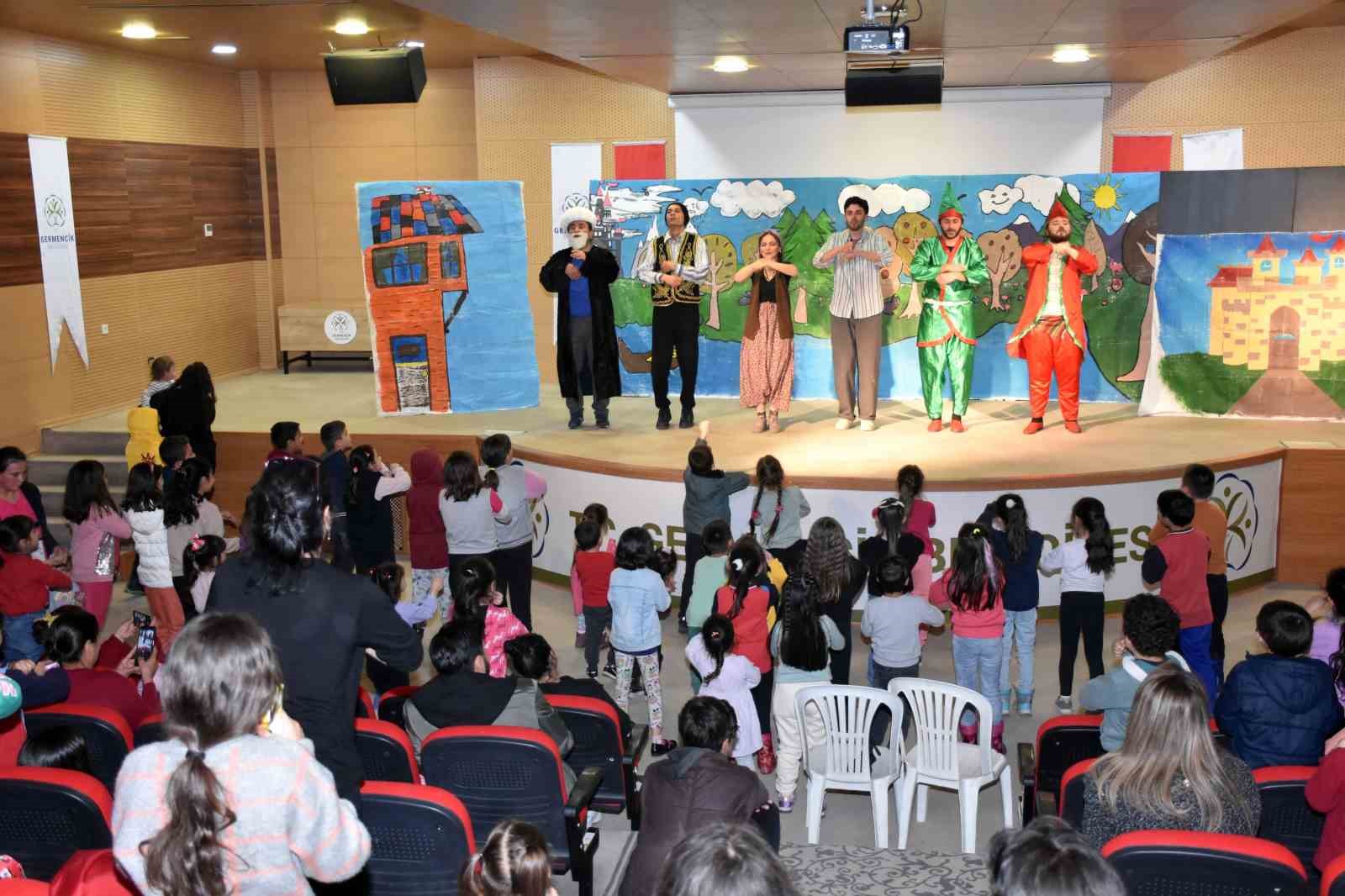 GERMENCİKLİ ÇOCUKLARDAN ‘KAHRAMANLAR KUMPANYASI’NA BÜYÜK İLGİ