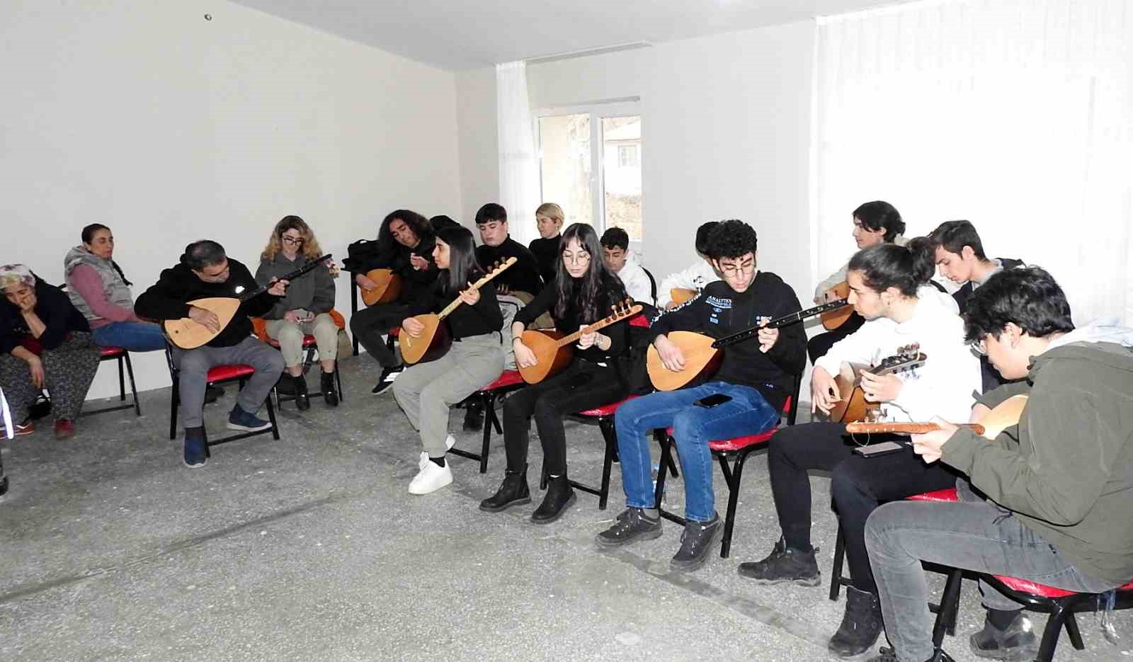 TÜRK HALK MÜZİĞİ SANATÇISI VE BAĞLAMA VİRTÜÖZÜ ERDAL ERZİNCAN, BAĞLAMA