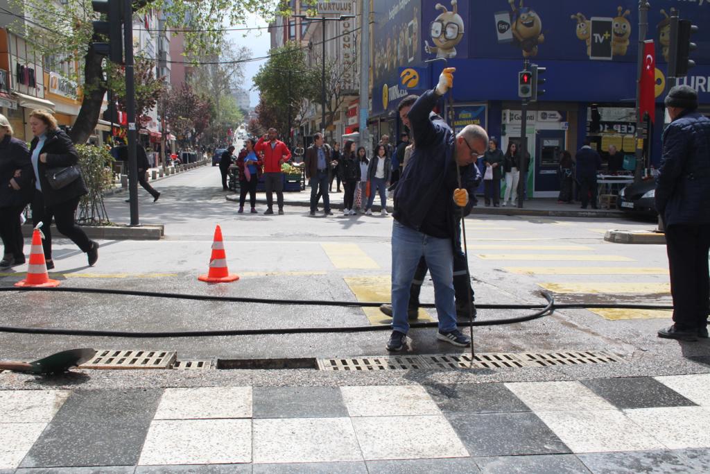 Sevgi Yolu’nun girişinde atık yağlar yüzünden tıkanan gider BASKİ ekipleri