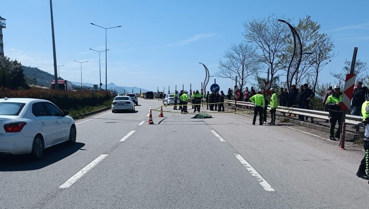GİRESUN’UN KEŞAP İLÇESİ SAHİL YOLUNDA KARŞIDAN KARŞIYA GEÇMEYE ÇALIŞAN YAYAYA