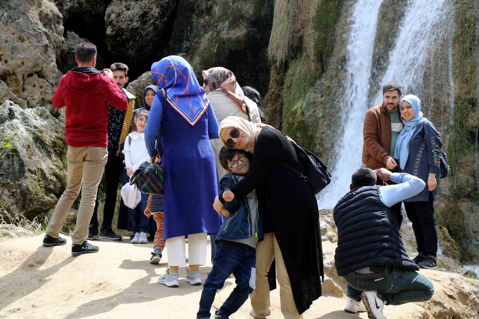 GİRLEVİK ŞELALESİ BAYRAMDA DA VATANDAŞLARIN UĞRAK YERİ OLDU