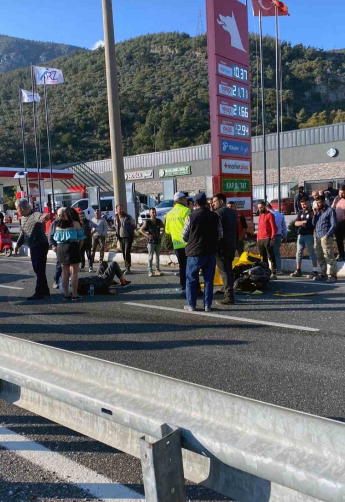 ULA GÖKOVA KAVŞAĞINDA İKİ OTOMOBİL VE BİR MOTOSİKLETİN KARIŞTIĞI KAZADA