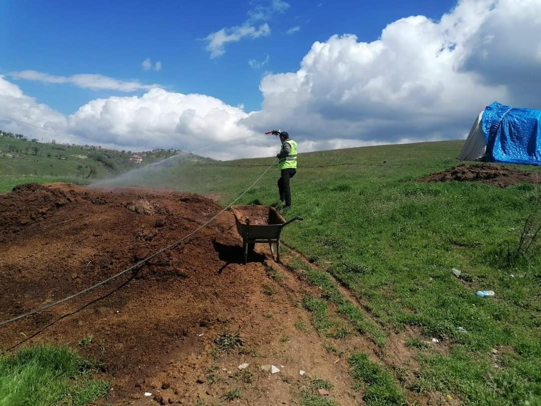 ADIYAMAN'IN GÖLBAŞI BELEDİYESİ İLÇE GENELİNDE SİNEK VE HAŞERELERİN ÜREME ALANLARINDA