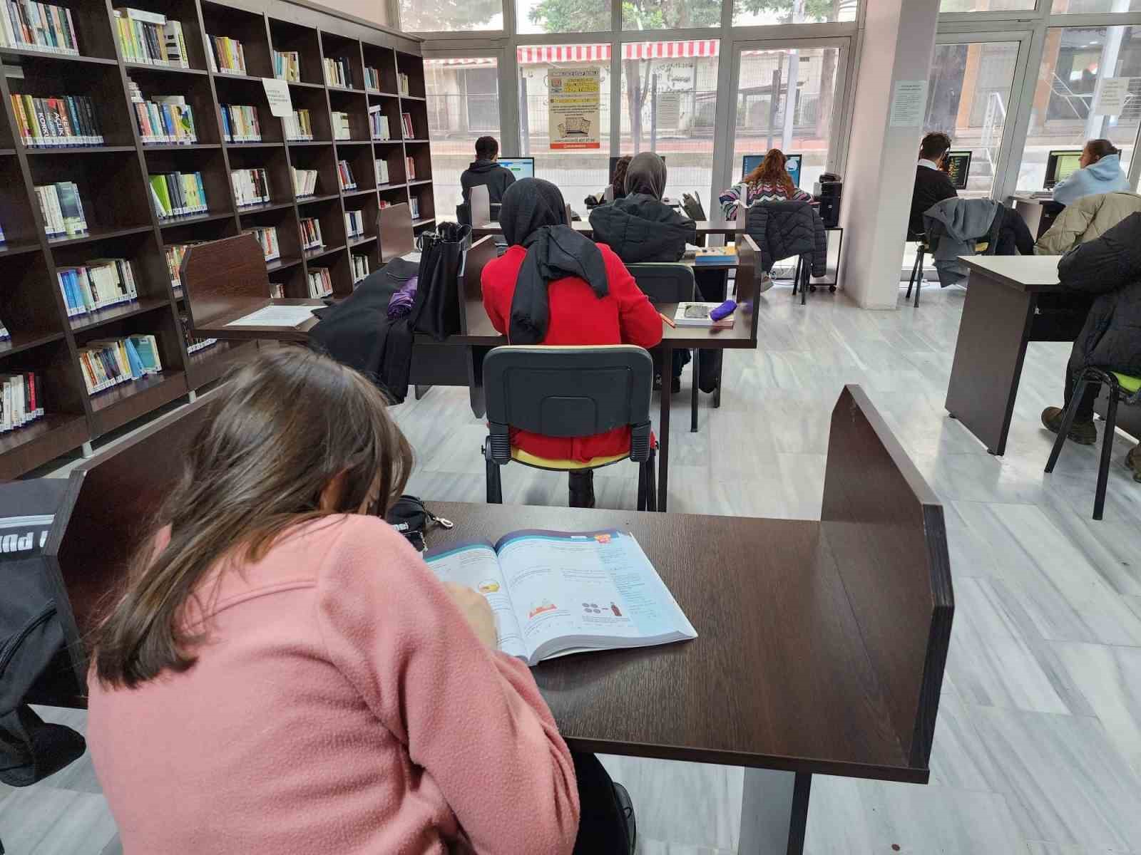 GÖLCÜK BELEDİYESİ KÜTÜPHANELERİ, SINAVLARA HAZIRLANAN VE DERS ÇALIŞMA ORTAMINA İHTİYAÇ