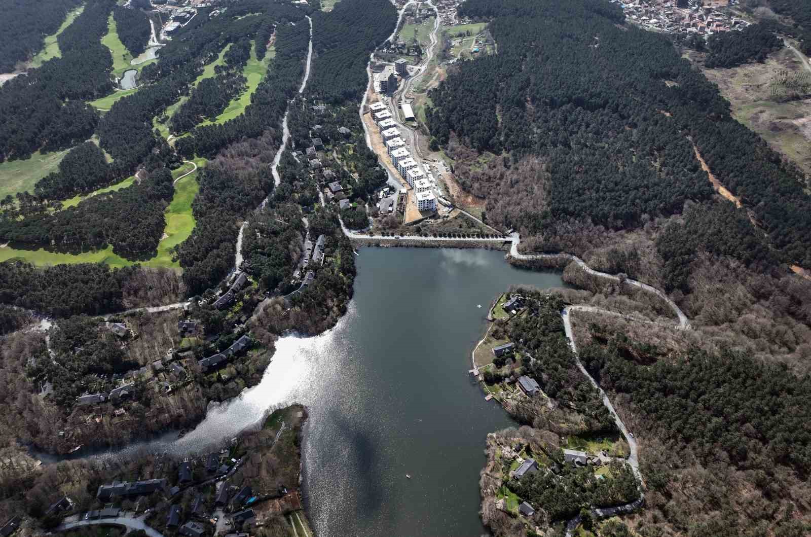 KEMERBURGAZ’DA BİR GÖLET ÇEVRESİNE YAPIMI DEVAM EDEN KONUTLARIN GÖRÜNTÜSÜ GÖRENLERİ