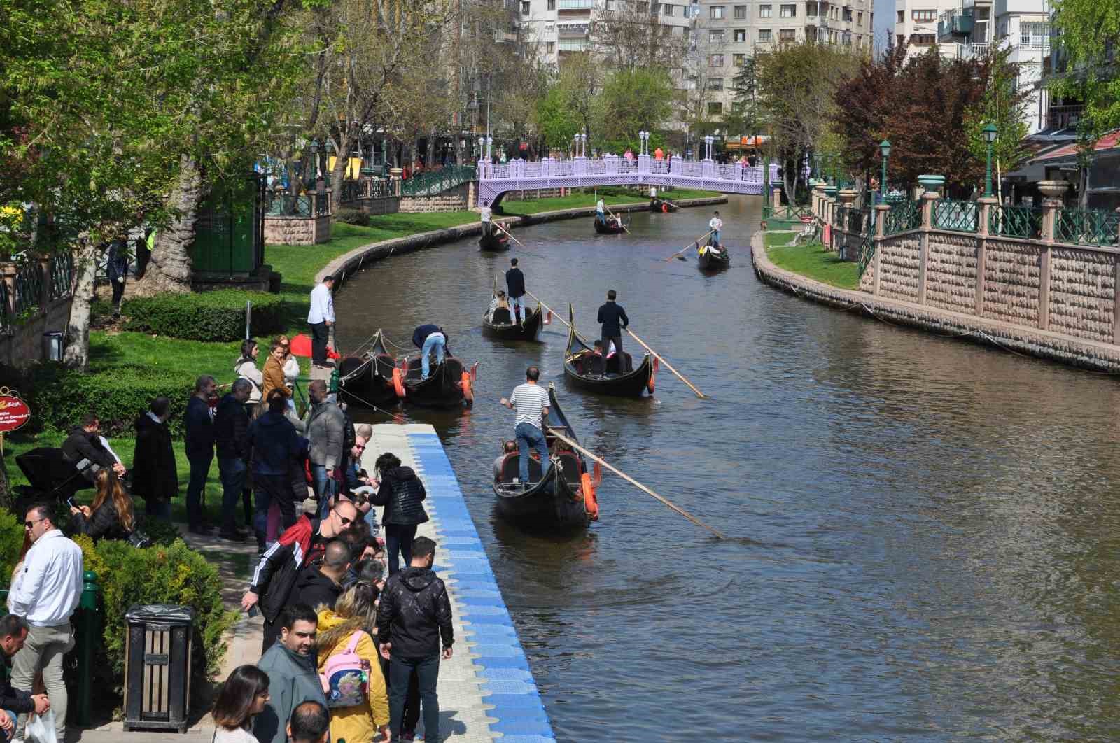 BAYRAM İÇİN ESKİŞEHİR’E GELEN VATANDAŞLAR PORSUK ÇAYI’NDA DÜZENLENEN GONDOL SEFERLERİNDE