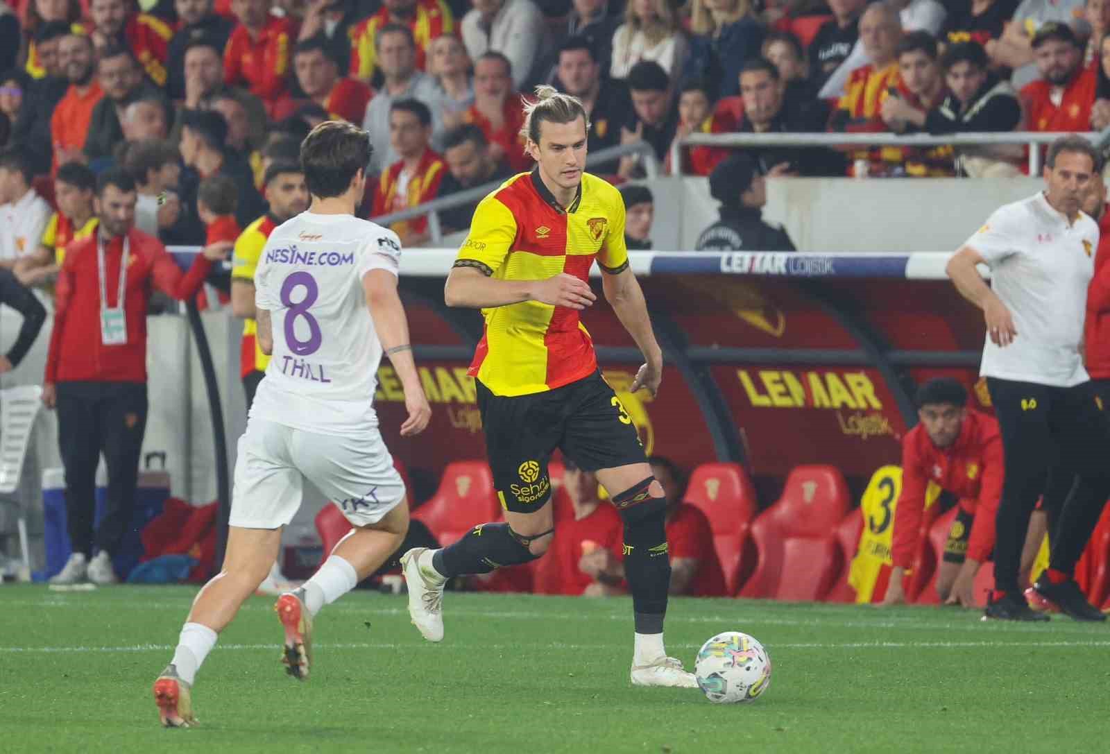 SPOR TOTO 1. LİG EKİPLERİNDEN GÖZTEPE FORMASI GİYEN SAVUNMA OYUNCUSU