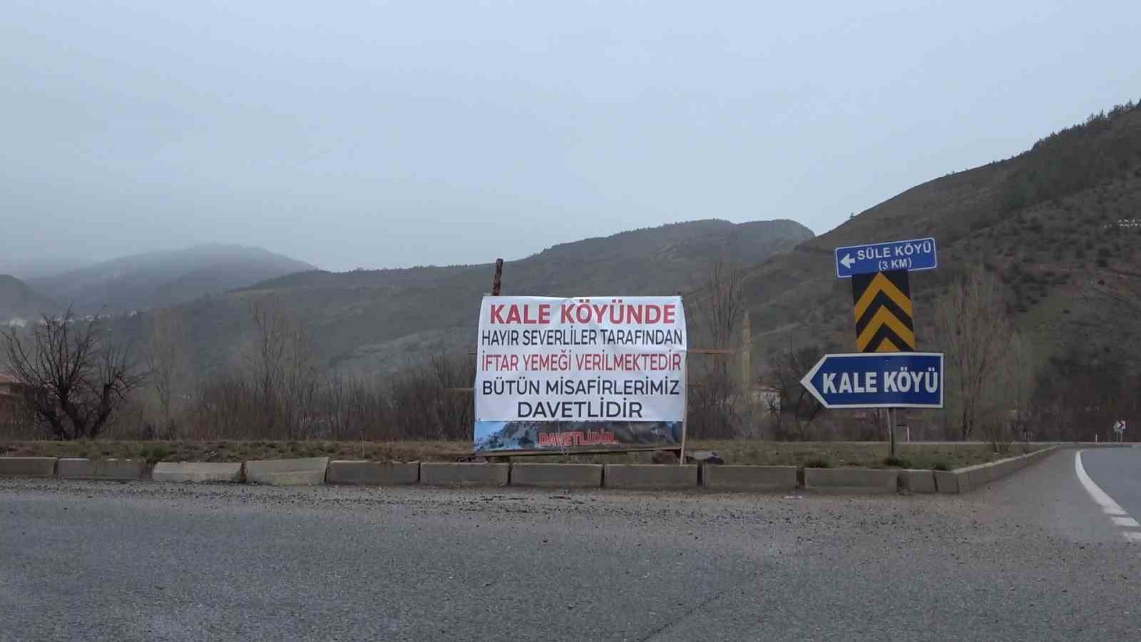 GÜMÜŞHANE’DE KÖYLÜLERİN KENDİ İMKÂNLARIYLA YOLDAN GEÇEN VATANDAŞLARA VERDİĞİ İFTAR SOFRASI