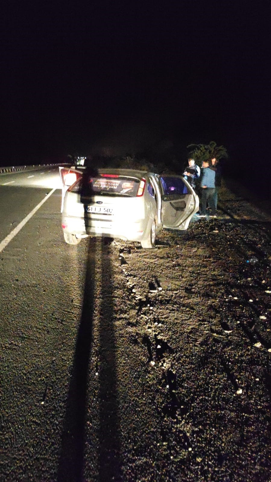 GÜMÜŞHANE’DE SÜRÜCÜSÜNÜN DİREKSİYON HAKİMİYETİNİ KAYBETTİĞİ OTOMOBİL YOL KENARINDA BULUNAN SU