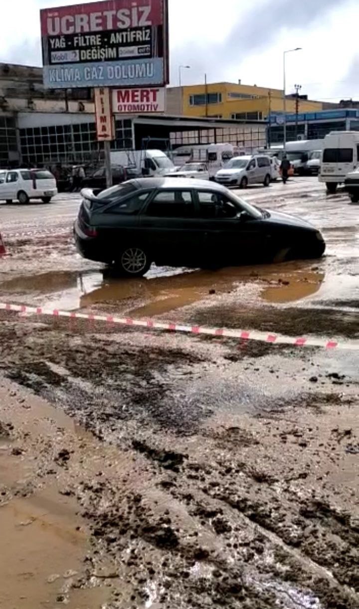 KIRŞEHİR'DE SABAH SAATLERİNDE ETKİSİNİ GÖSTEREN ŞİDDETLİ YAĞIŞ; SANAYİ SİTESİNDE VE