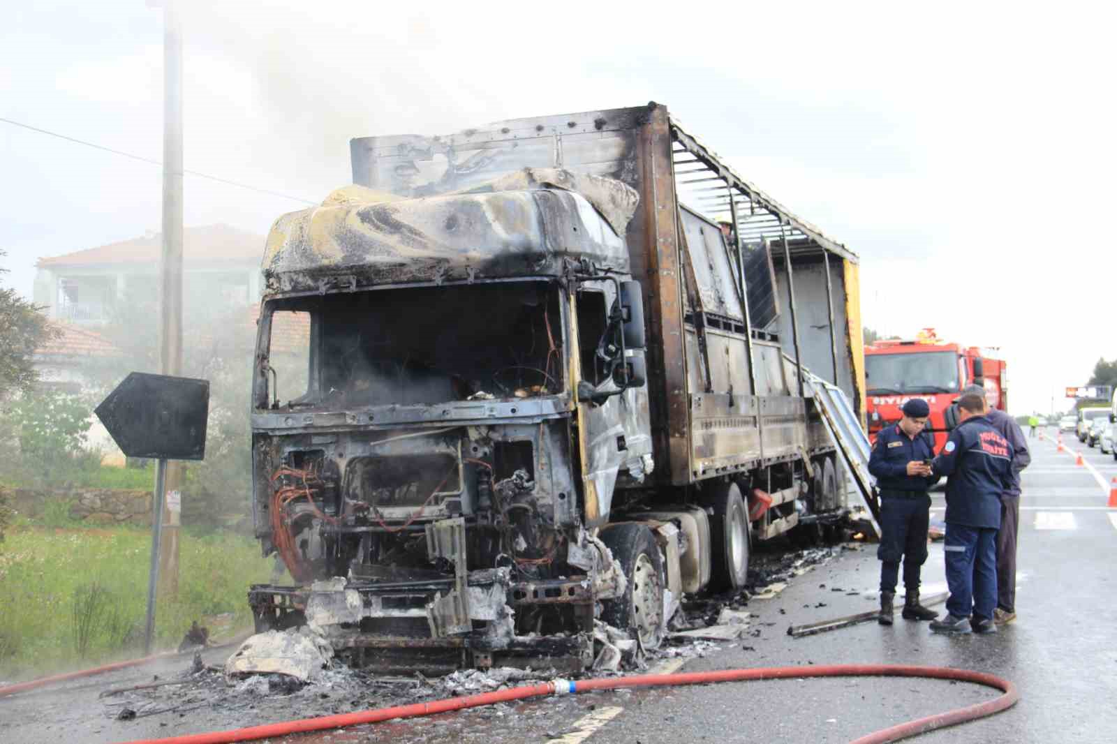 MUĞLA’NIN ULA İLÇESİ YAKINLARINDA MEYDANA GELEN TIR YANGININDA TIR İLE