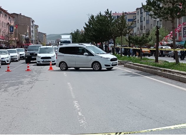 BİTLİS'İN GÜROYMAK İLÇESİNDE ANA CADDE ÜZERİNDE SİLAHLI SALDIRI SONUCU GÖĞSÜNDEN