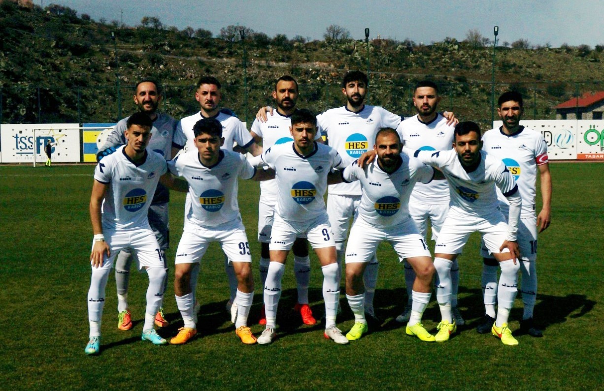 HACILAR ERCİYESSPOR KAPTANI MEHMET TATLI VE FORVET OYUNCUSU SÜLEYMAN YASA,