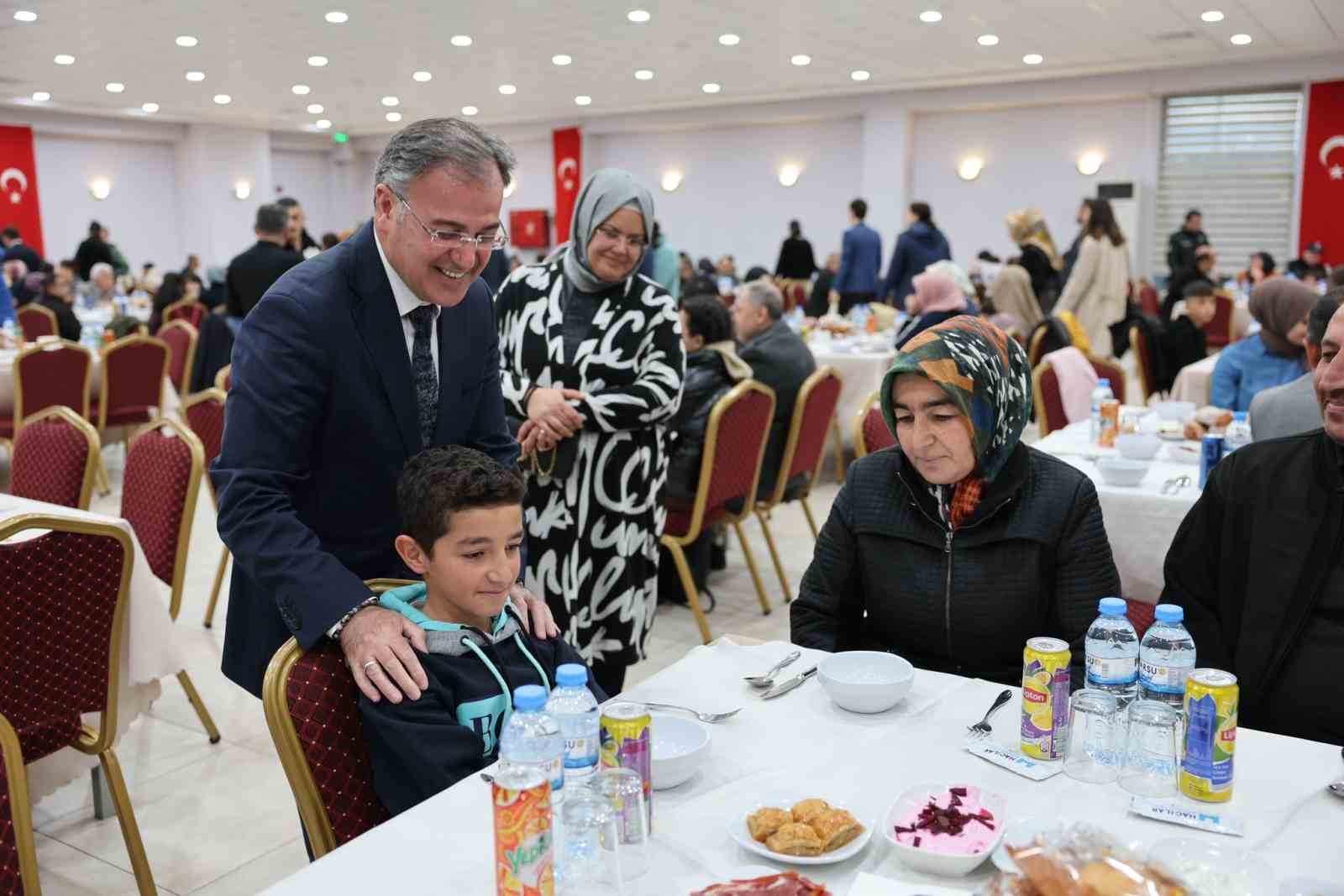 HACILAR KAYMAKAMLIĞI VE BELEDİYESİ İŞBİRLİĞİYLE DÜZENLENEN İFTARDA İLÇEDEKİ ŞEHİT YAKINLARI,
