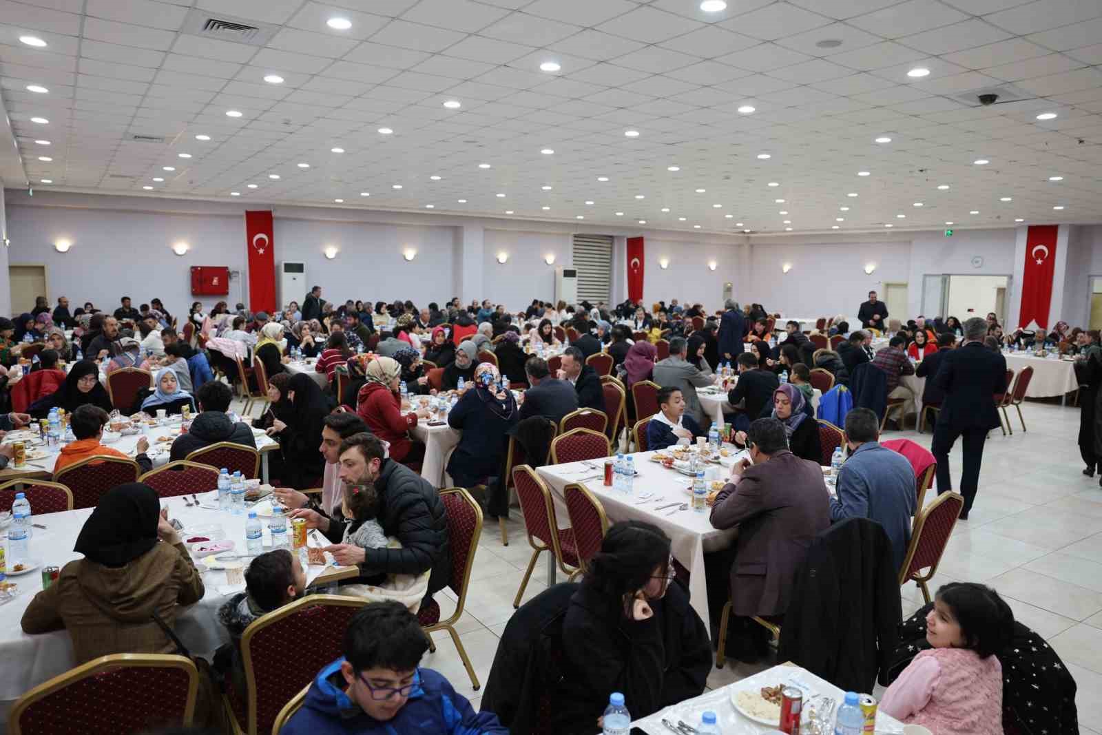 HACILAR KAYMAKAMLIĞI VE BELEDİYESİ İŞBİRLİĞİYLE DÜZENLENEN İFTARDA İLÇEDEKİ ŞEHİT YAKINLARI,