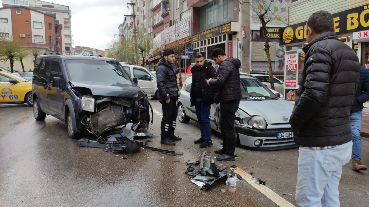 KOCAELİ'NİN GEBZE İLÇESİNDE HAFİF TİCARİ ARAÇ İLE OTOMOBİLİN ÇARPIŞMASI SONUCU