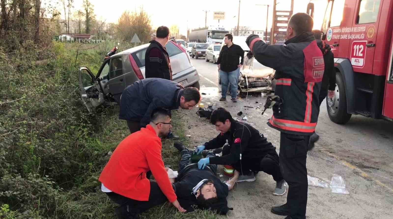 SAKARYA’NIN AKYAZI İLÇESİNDE HAFİF TİCARİ ARAÇ İLE OTOMOBİLİN KAFA KAFAYA