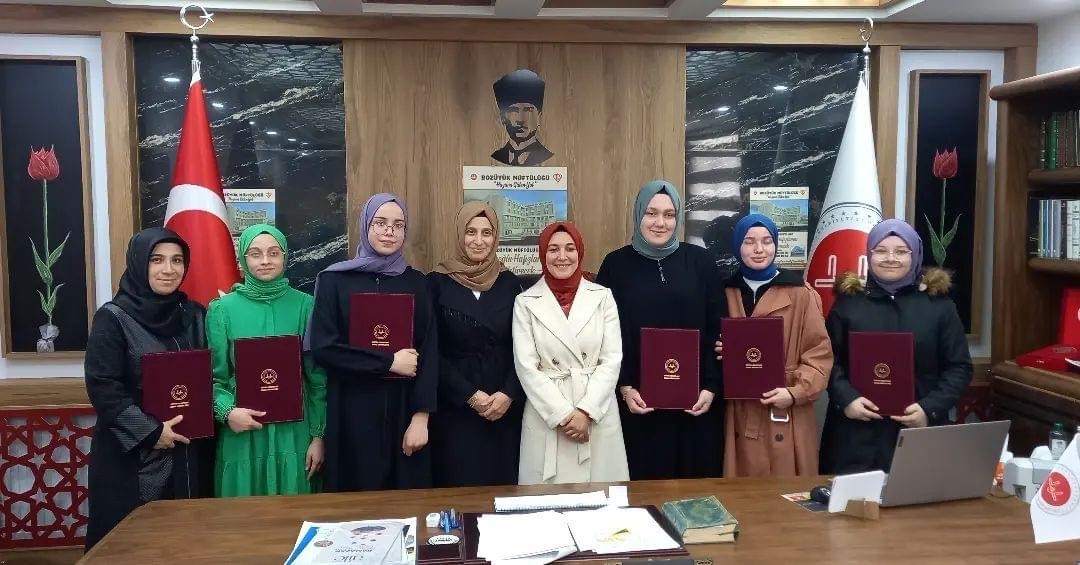 BİLECİK’TE GÖRDÜKLERİ EĞİTİMİN ARDINDAN GİRDİKLERİ HAFIZLIK SINAVINDA BAŞARILI OLAN 6