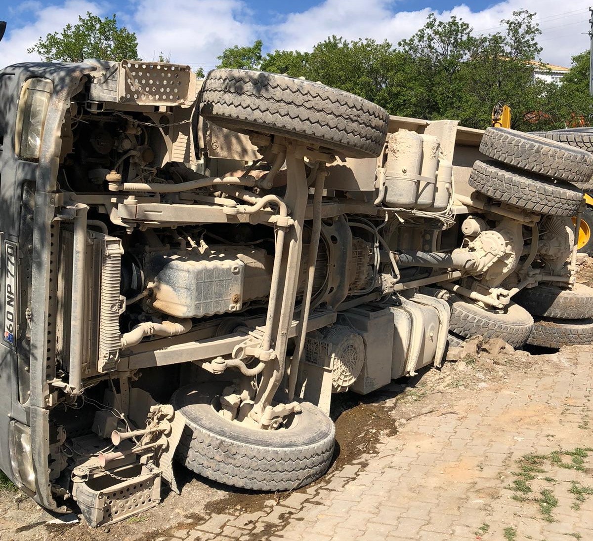 ADIYAMAN'IN GÖLBAŞI İLÇESİNDE HAFRİYAT KAMYONUN DEVRİLMESİ SONUCU 1 KİŞİ YARALANDI.