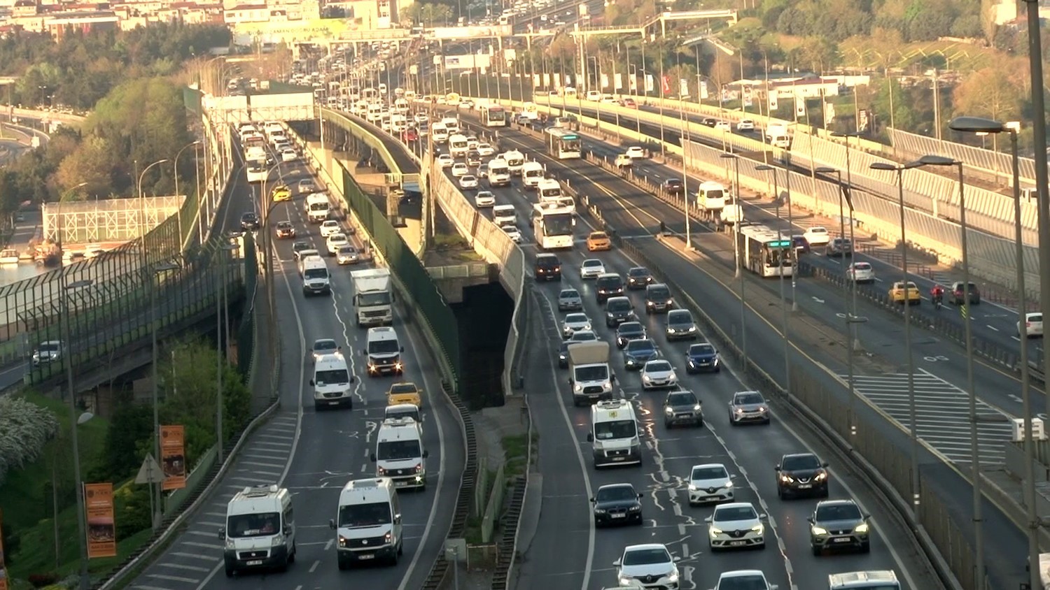 HAFTANIN İLK İŞ GÜNÜ TRAFİK YOĞUNLUĞU YAŞANIYOR