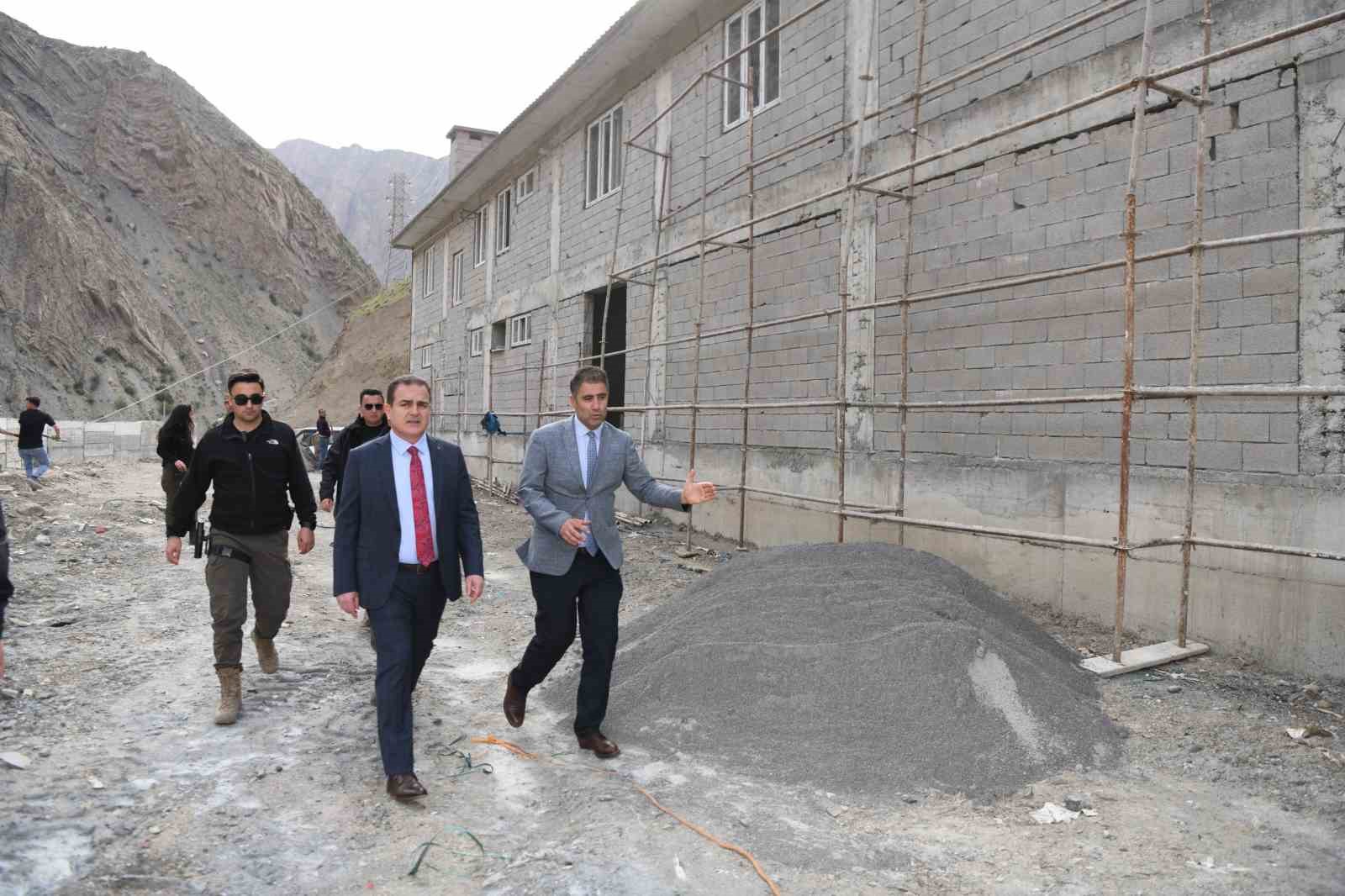 HAKKARİ VALİSİ VE BELEDİYE BAŞKAN VEKİLİ İDRİS AKBIYIK, CUMHURBAŞKANI RECEP