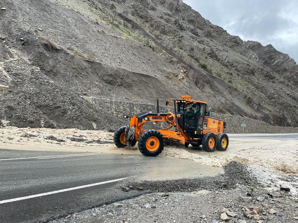 HAKKARİ-VAN KARA YOLU HEYELAN VE TOPRAK KAYMALARI NEDENİYLE KAPANDI.