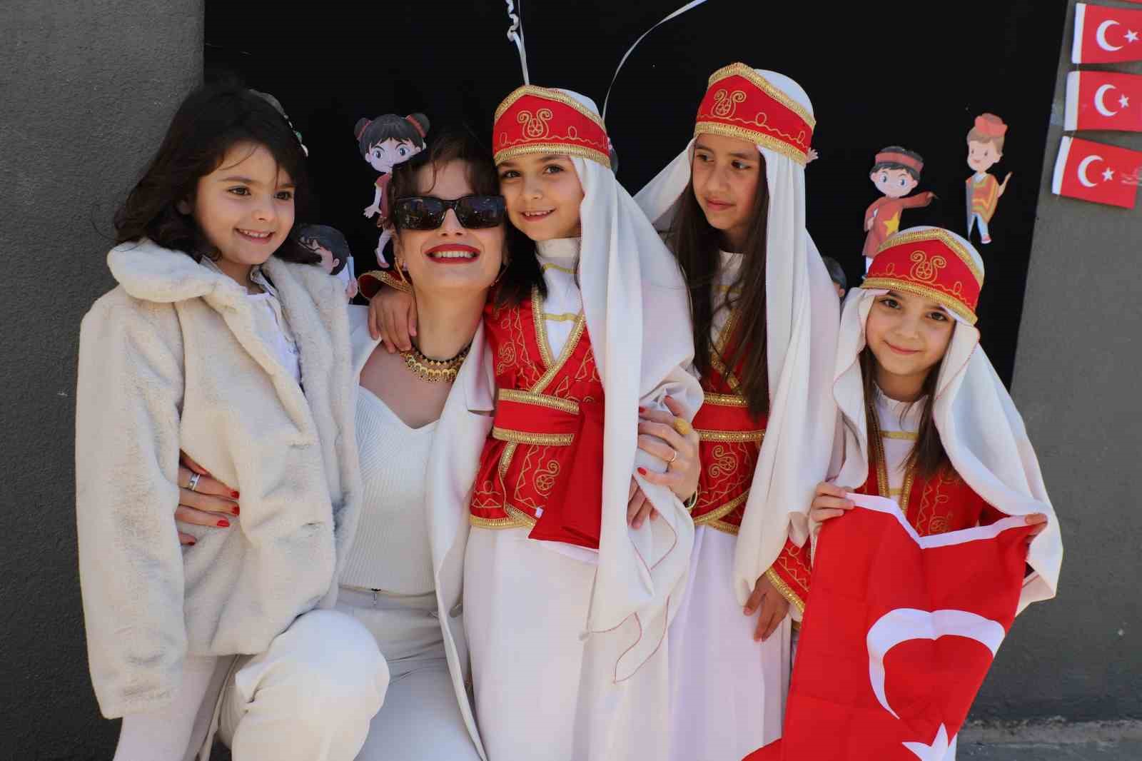 HAKKARİ ŞEHİT SELAHATTİN İLKÖĞRETİM OKULU TARAFINDAN DÜZENLENEN 23 NİSAN ULUSAL