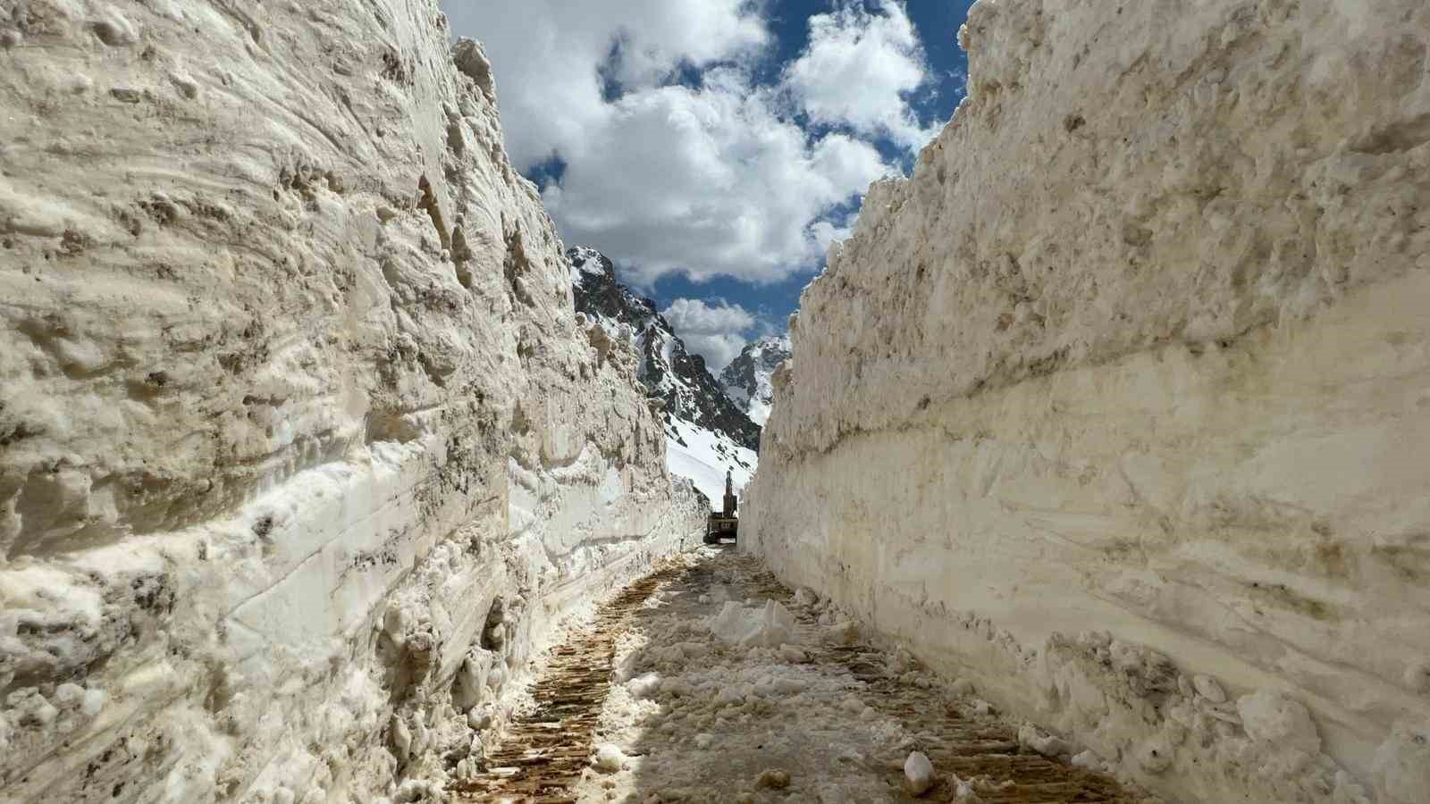 HAKKARİ'NİN YÜKSEKOVA İLÇESİ İKİYAKALAR BÖLGESİNDE YAKLAŞIK 5 METREYİ BULAN KARDA