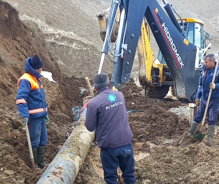 HAKKARİ'NİN 3 BİN 500 RAKIMLI BERÇELAN YAYLASINDA YAĞIŞLARDAN DOLAYI TOPRAK
