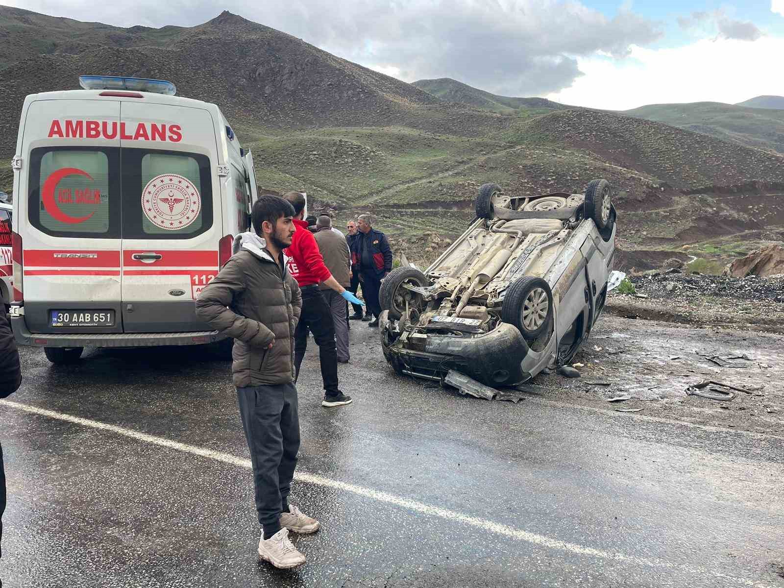 YÜKSEKOVA- VAN KARAYOLUNDA MEYDANA GELEN TRAFİK KAZASINDA, 1’İ AĞIR, 5