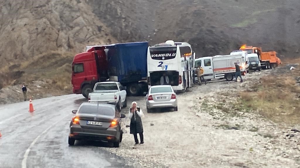HAKKARİ-VAN KARAYOLUNDA MEYDANA GELEN TRAFİK KAZADA 3 KİŞİ HAYATINI KAYBEDERKEN,