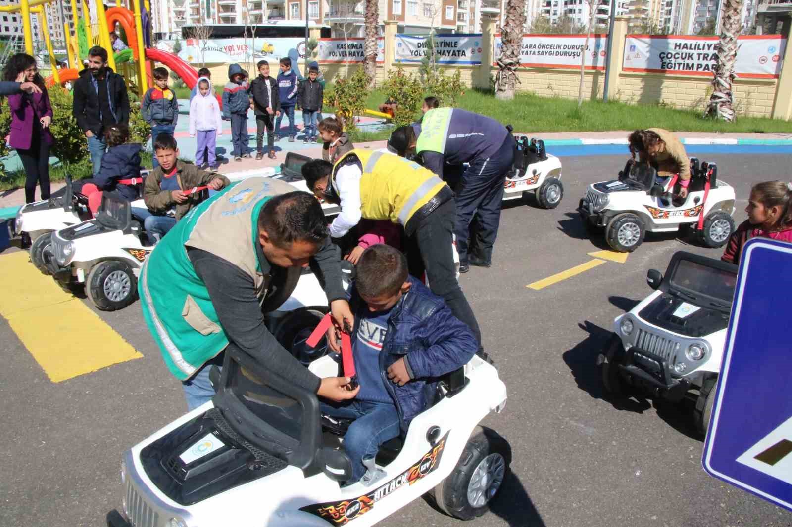 HALİLİYE BELEDİYESİ ÇOCUKLARA TRAFİK BİLİNCİNİ AŞILIYOR