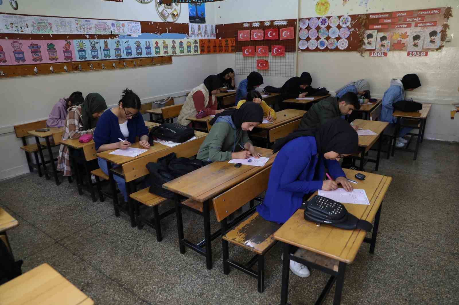 HALİLİYE BELEDİYESİ İLE GENÇLER ÜNİVERSİTE SINAVINA HAZIRLANIYOR