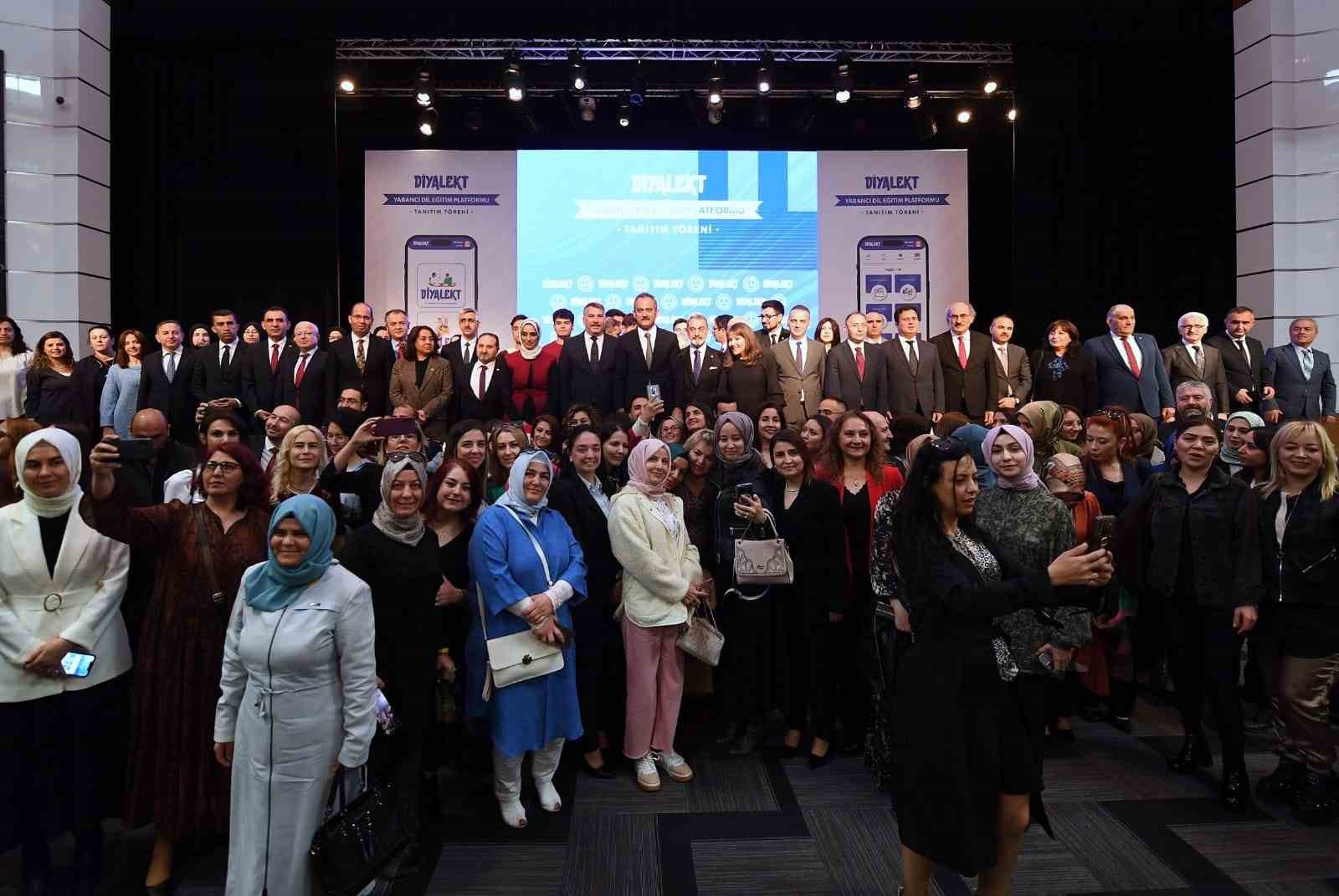 MİLLİ EĞİTİM BAKANI MAHMUT ÖZER, ‘DİYALEKT’ İNGİLİZCE DİJİTAL EĞİTİM PLATFORMU