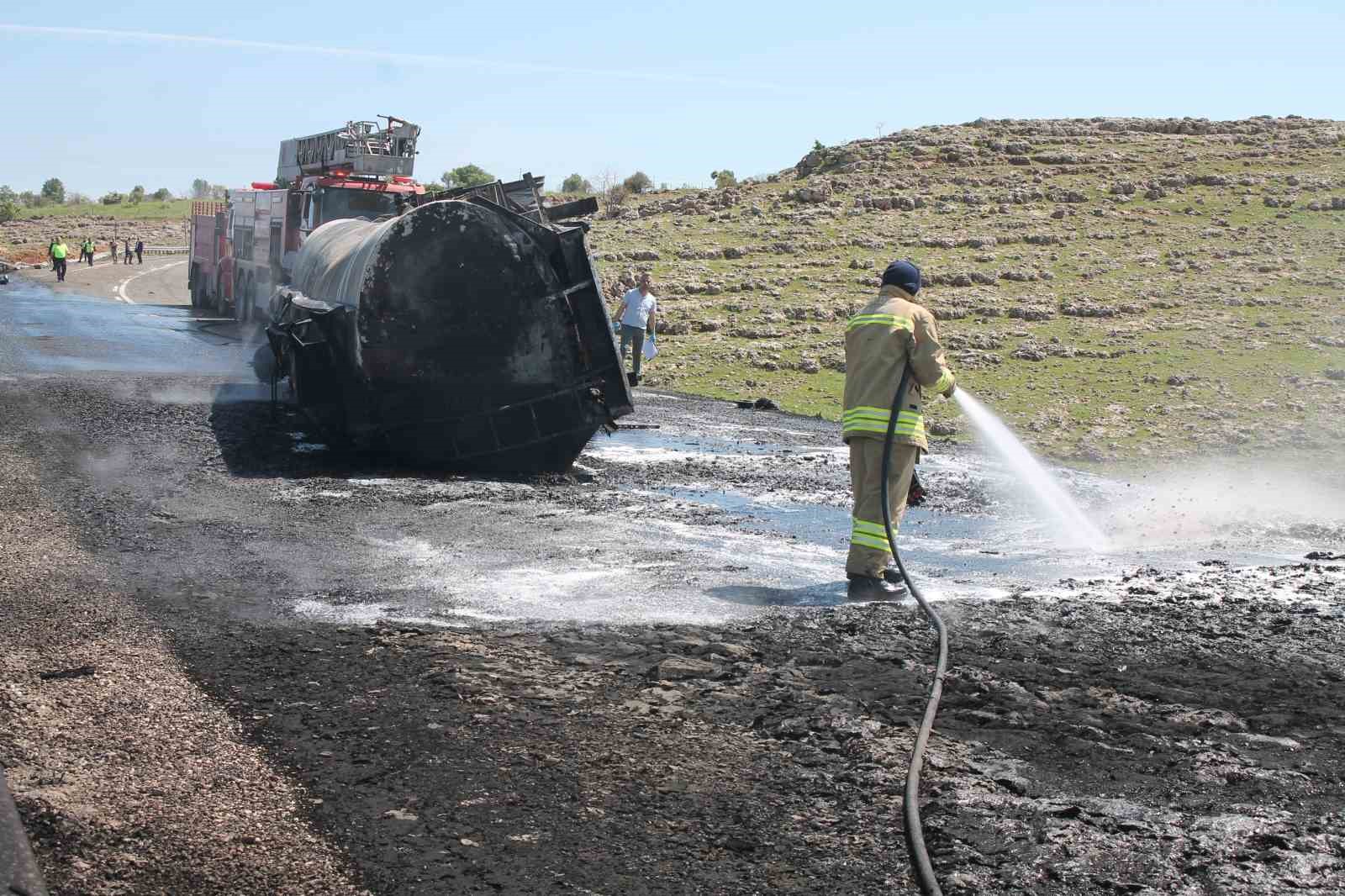ŞIRNAK’IN İDİL İLÇESİNDE KAMYONET İLE HAM PETROL YÜKLÜ TIRIN ÇARPIŞMASI