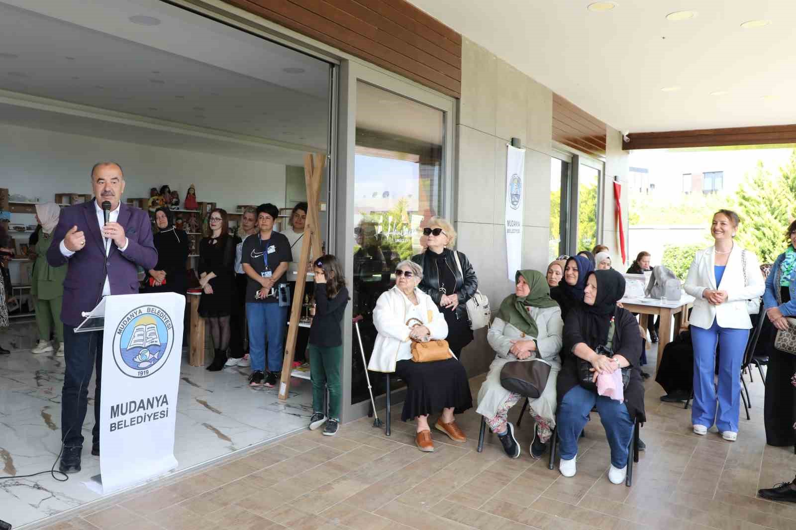 MUDANYA BELEDİYESİ, EL EMEĞİ ÜRÜNLERİN SATIŞINA KATKI VERMEK, KADINLARIN ÇOCUKLARIYLA