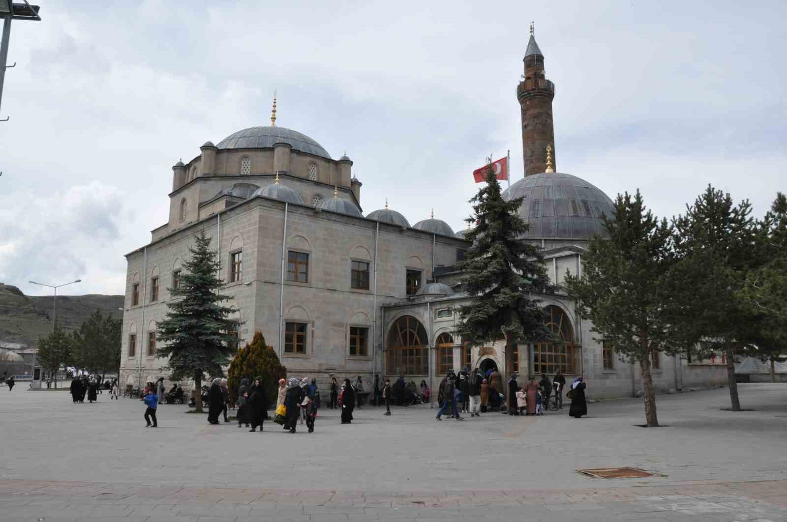 KARS'TA EVLİYA CAMİİ KÜLLİYESİ İÇERİSİNDE BULUNAN EBU'L HASAN HARAKANİ HAZRETLERİ'NİN