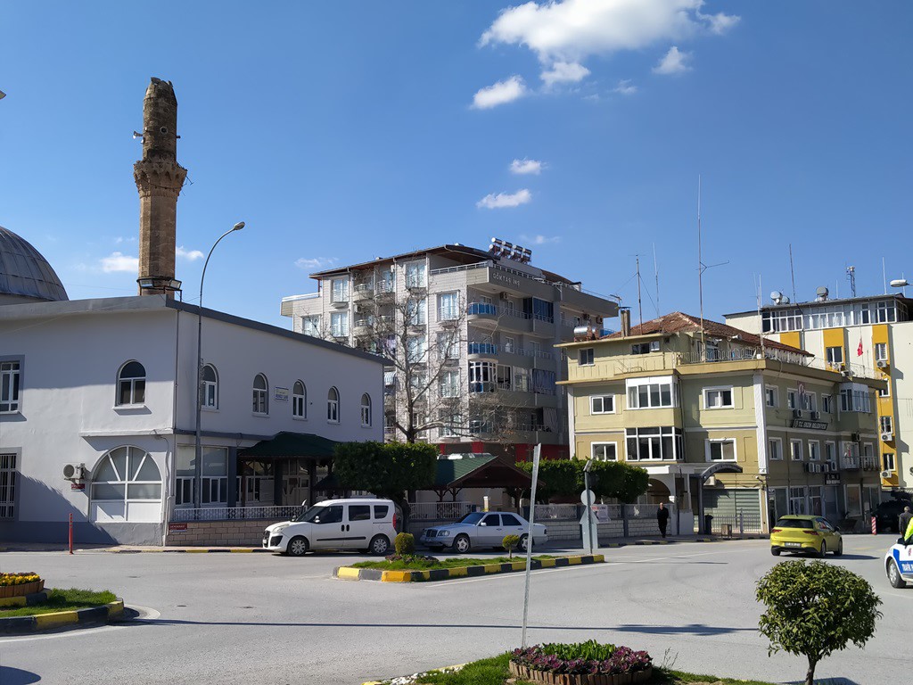 HATAY’IN ERZİN İLÇESİNDE DEPREMDE HASAR GÖREN 20 CAMİ MİNARESİ EKİPLER