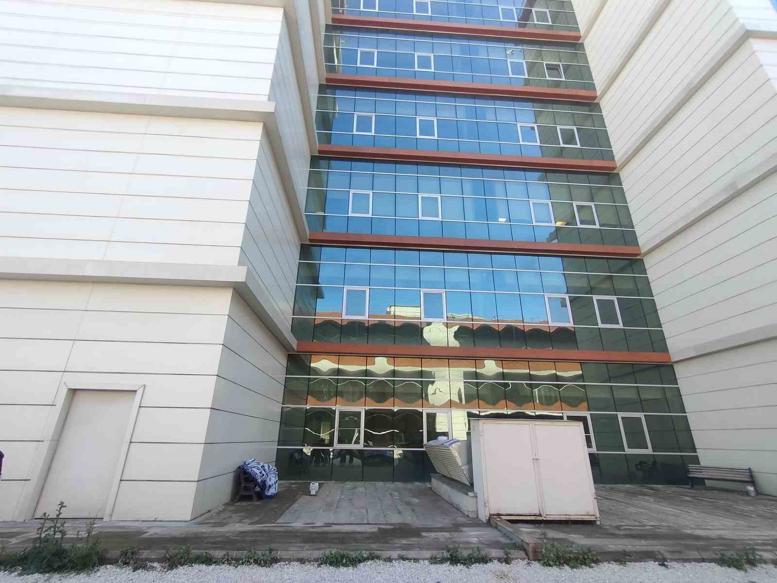 ANTALYA EĞİTİM ARAŞTIRMA HASTANESİ BAHÇESİNDEKİ BANKTA BİR KİŞİ ÖLÜ BULUNDU.
