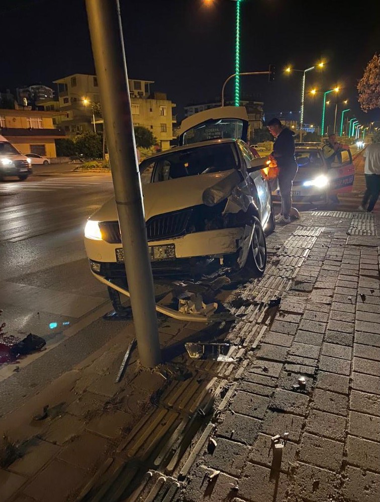ANTALYA'NIN SERİK İLÇESİNDE, HASTANEDE DÖNÜŞÜ OTOMOBİL İLE ÇARPIŞAN MOTOSİKLET SÜRÜCÜSÜ