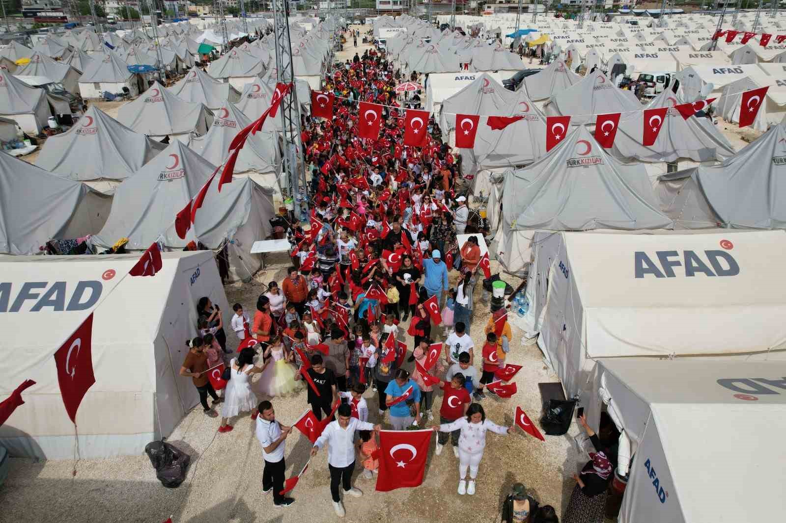 KOCAELİ BÜYÜKŞEHİR BELEDİYESİ'NİN ÇADIR KENTİ 23 NİSANDA KIRMIZI BEYAZA BÜRÜNÜRKEN