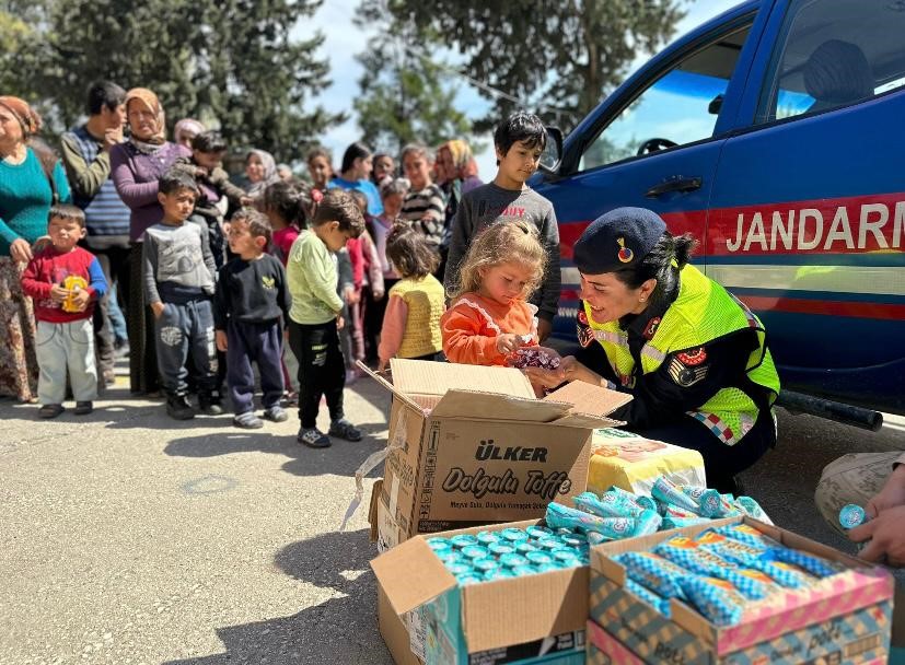 KAHRAMANMARAŞ MERKEZLİ DEPREMLERDE BÜYÜK HASAR ALAN HATAY'DA JANDARMADAN ÇOCUKLARA BAYRAM