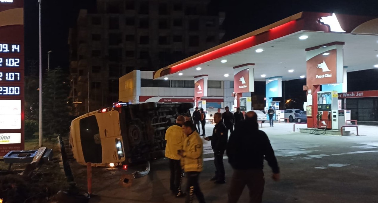 DİREKSİYON HAKİMİYETİNİ KAYBEDEN MİNİBÜS SÜRÜCÜSÜ PETROL OFİSİNE DALDI