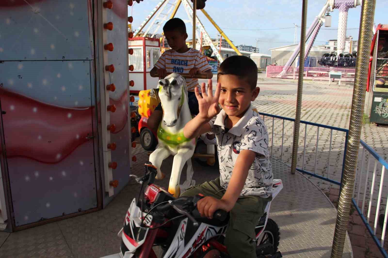 LUNAPARK, ÇOCUKLARIN HEM DEPREMİN ETKİSİNDEN KURTULMALARI HEM DE BAYRAM İLE