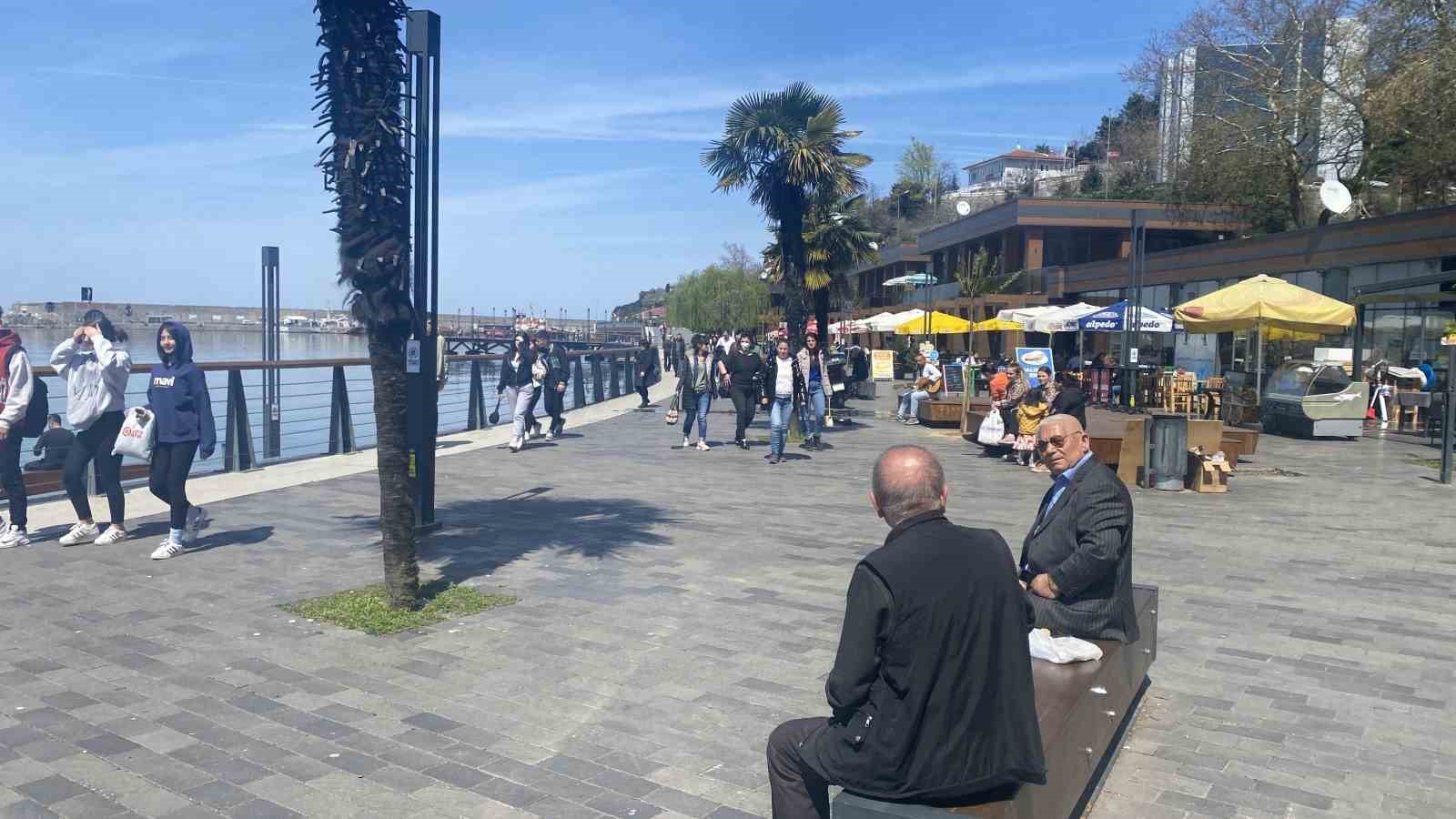 ZONGULDAK’TA HAVA SICAKLIKLARININ 20 DERECEYE YÜKSELMESİNİN ARDINDAN VATANDAŞLAR SAHİLE AKIN