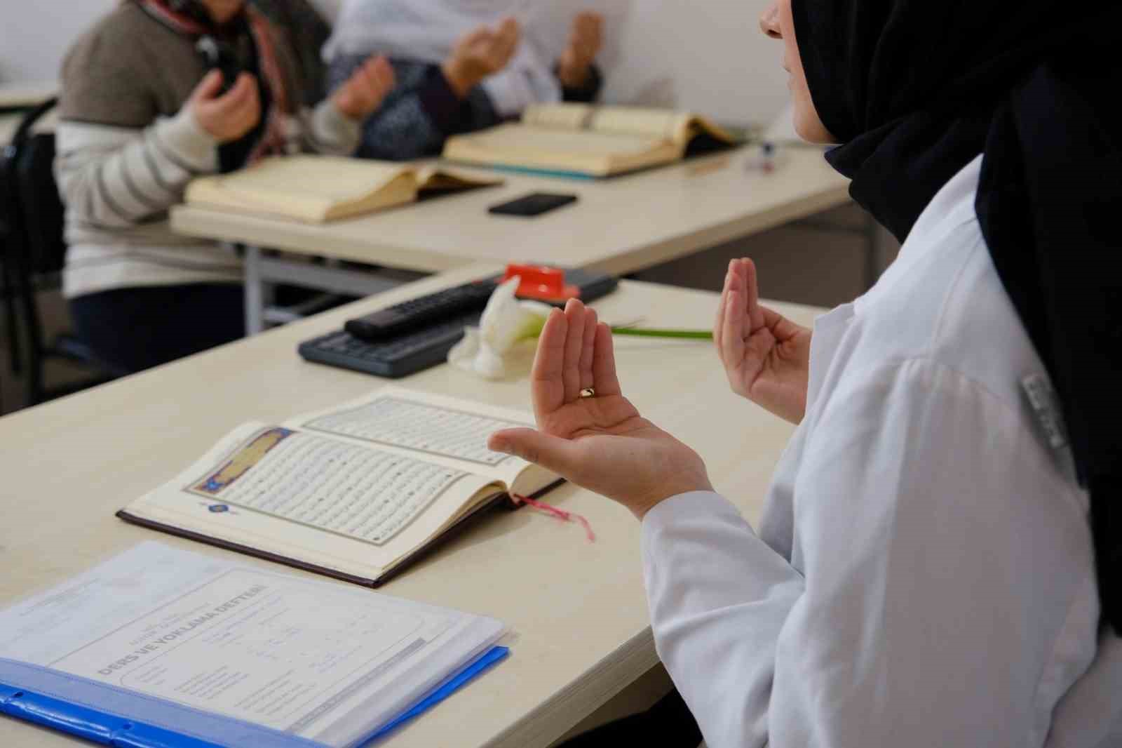 KO-MEK KURSİYERLERİ RAMAZAN AYINDA OKUDUKLARI KUR’AN MUKABELELERİNİN DUASINDA KAHRAMANMARAŞ DEPREMLERİNDE