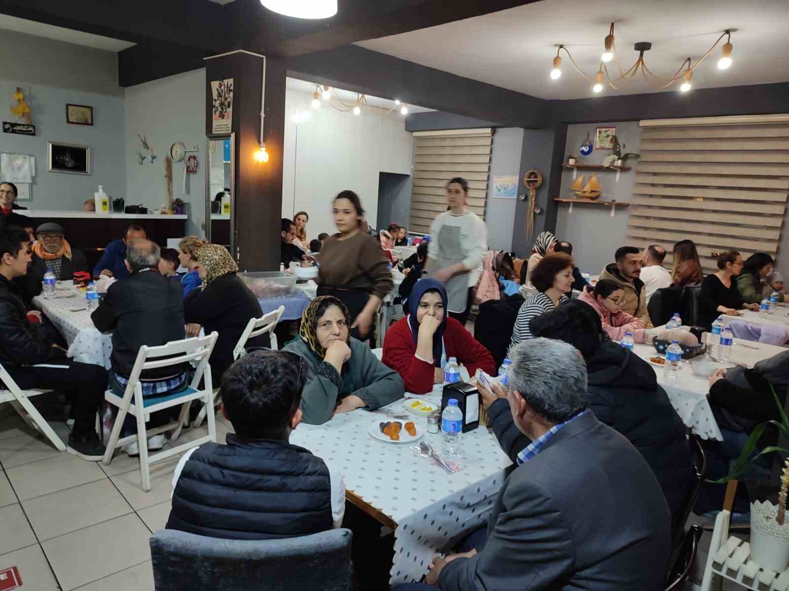 DENİZLİ’DE HAYIRSEVER BİR GURBETÇİ VATANDAŞIN DESTEĞİYLE, HER AKŞAM 130 KİŞİ