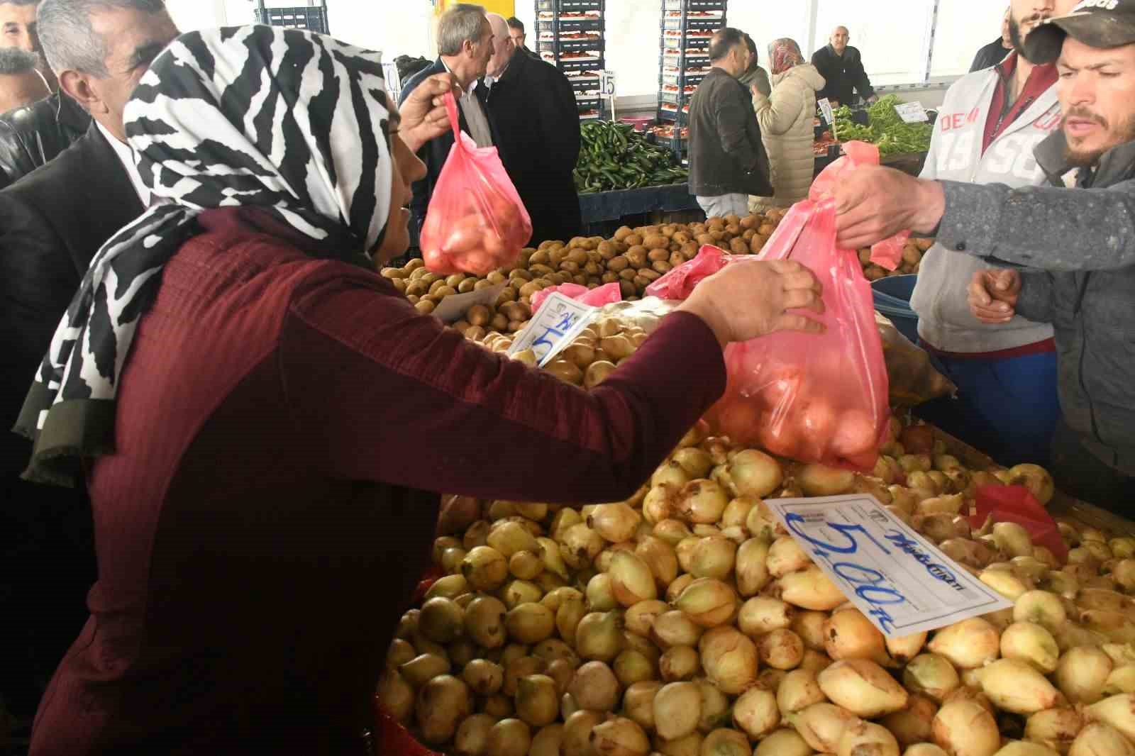 PAZARCI ESNAFIYLA ANLAŞAN HAYMANA BELEDİYESİ RAMAZAN BAYRAMI ÖNCESİ PAZARDA KURU