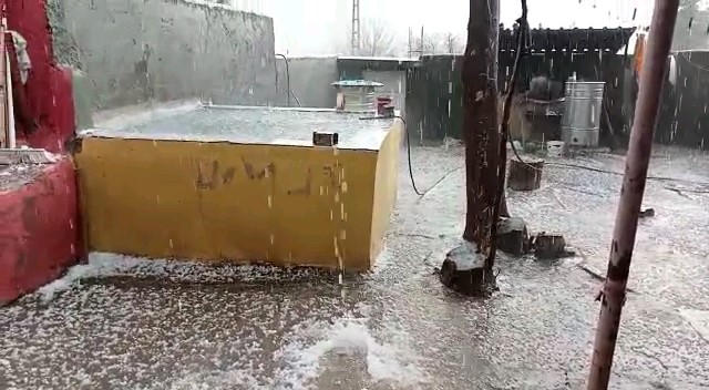 DİYARBAKIR'IN HAZRO İLÇESİNDE BİR ANDA BAŞLAYAN SAĞANAK YAĞIŞ YERİNİ DOLUYA